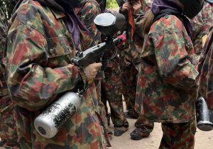 Uczeń trzymający markery do strzelania paintball