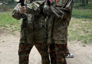 Uczniowie z markerami