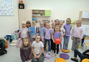 „Super Chłopak” z dziewczynkami (klasa 1a)