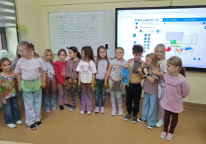 „Super Chłopak” z dziewczynkami (klasa 1b)
