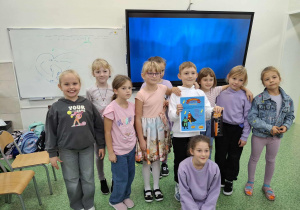 „Super Chłopak” z dziewczynkami (klasa 2b)