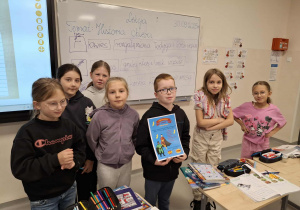 „Super Chłopak” z dziewczynkami (klasa 3a)