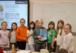 „Super Chłopak” z dziewczynkami (klasa 3b)