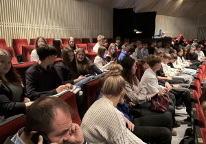 Uczniowie czekają ma spektakl.