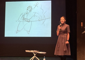 Aktorka przybliża biografię autora.