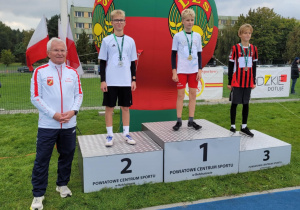 Chłopcy stojący na podium