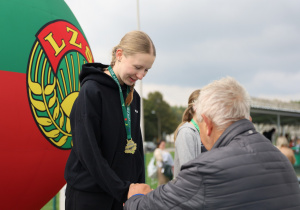 Uczennica z medalem