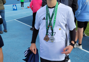 Chłopiec z medalami