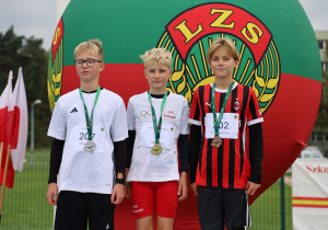 Chłopcy z medalami na szyi