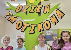 Uczniowie i ich prace z okazji Dnia Emotikona.