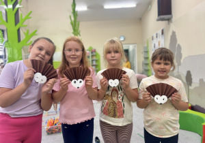 Uczennice z jesienną pracą plastyczno-techniczną.