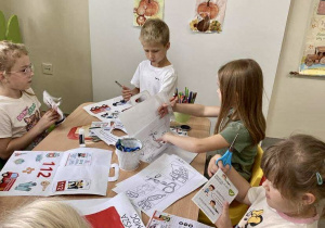Uczniowie wykonują prace z okazji Dnia Pierwszej Pomocy.