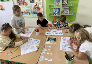 uczniowie kolorują hasło tegorocznej akcji