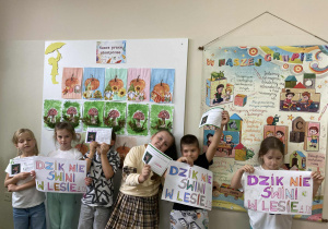 uczniowie prezentują swoje hasła i wykonane zadania