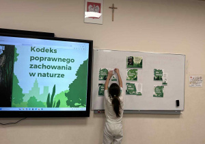 uczennica przyporządkowuje zasadę ekologicznego zachowania w naturze według kodeksu