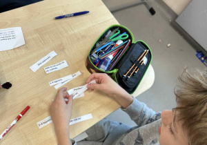 uczeń rozwiązuje zadanie matematyczne "ile lat się rozkłada"