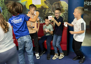 Chłopcy cieszą się z prezentu