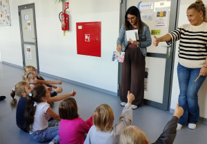 nauczyciele podczas zajęć sprawdzają wiedzę uczniów na temat dobrych i złych zachowań