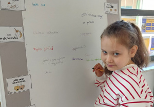 uczennica zapisuje na tablicy miłe słowa