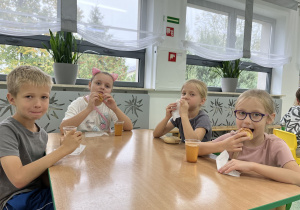 Degustacja smakołyków przez uczniów