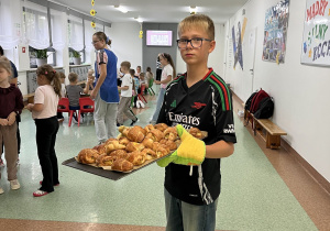 Chłopiec niesie świeże rogaliki