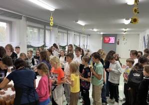 Uczniowie w kolejce po jabłkowe smakołyki