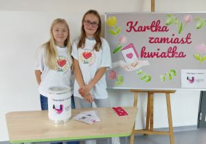szkolni wolontariusze sprzedający kartki - cegiełki