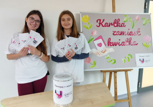 szkolni wolontariusze prezentujący kartki – cegiełki, które sprzedają w ramach akcji charytatywnej Fundacji Gajusz