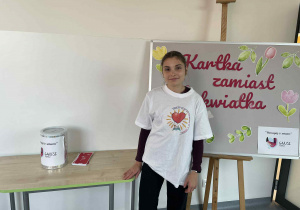 szkolny wolontariusz sprzedający kartki – cegiełki