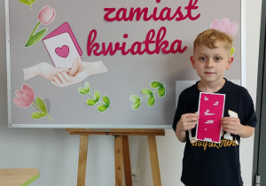 uczeń prezentujący zakupione kartki – cegiełki dla nauczycieli