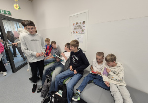 chłopcy w strefie relaksu