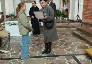 Kinga odbiera nagrodę za zajęcie III miejsca