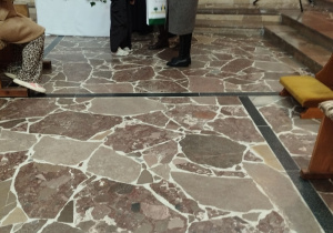 Lena laureatka konkursu plastycznego odbiera nagrodę