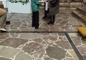 Lena laureatka konkursu plastycznego odbiera nagrode