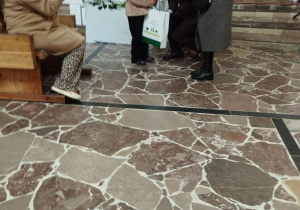 Melania laureatka konkursu plastycznego odbiera nagrodę