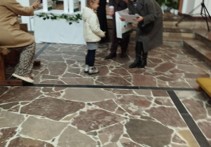 Ula laureatka konkursu plastycznego odbiera nagrodę