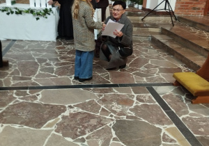 Zuzia laureatka konkursu plastycznego odbiera nagrodę