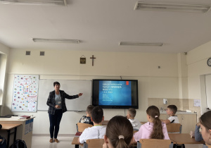 Nauczycielka wprowadza uczniów w temat zajęć.