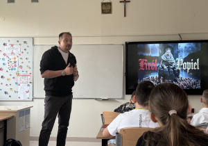 Nauczyciel historii opowiada o zwierzętach.