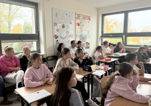 Uczniowie uważnie słuchają.