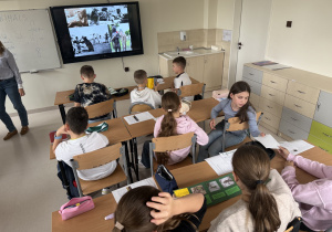 Uczniowie oglądają lapbooki.