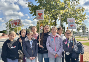 Uczniowie klasy 4a wraz z nauczycielką edukacji zdrowotnej