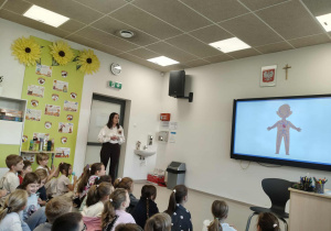 Uczniowie oglądają film edukacyjny o pracy serca