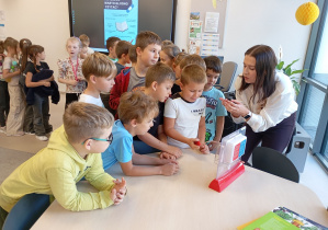 Uczniowie z zaciekawieniem oglądają model serca