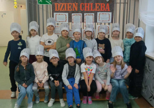 Grupowe zdjęcie małych piekarzy