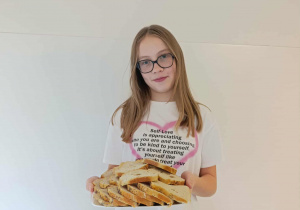 Uczennica prezentuje wypiek