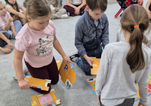 Uczniowie układają planszę do programowania robota Doc.