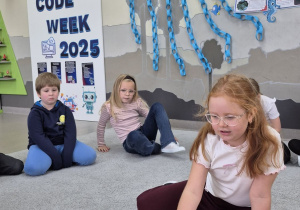 Dziewczynka programuje robota Doc.