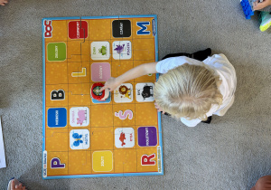 Dziewczynka programuje najdłuższą drogą jaką może pokonać robot Doc.