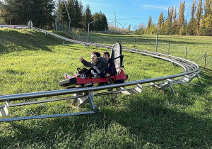 Chłopcy na saneczkach grawitacyjnych